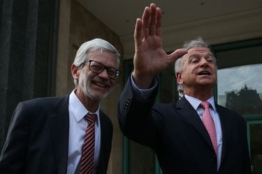 Equipo Economico se retira de la oficina de Sebastian Piñera