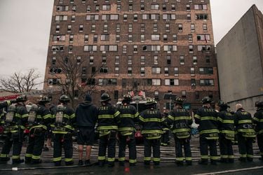 Al menos 19 personas mueren en peor incendio registrado en 30 años en Nueva York