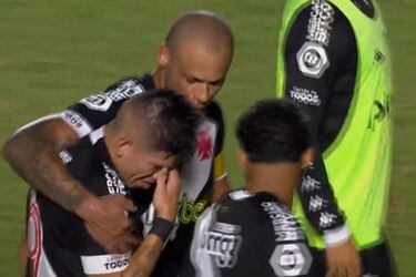 Carlos Palacios es consolado por el capitán de Vasco da Gama tras el partido.