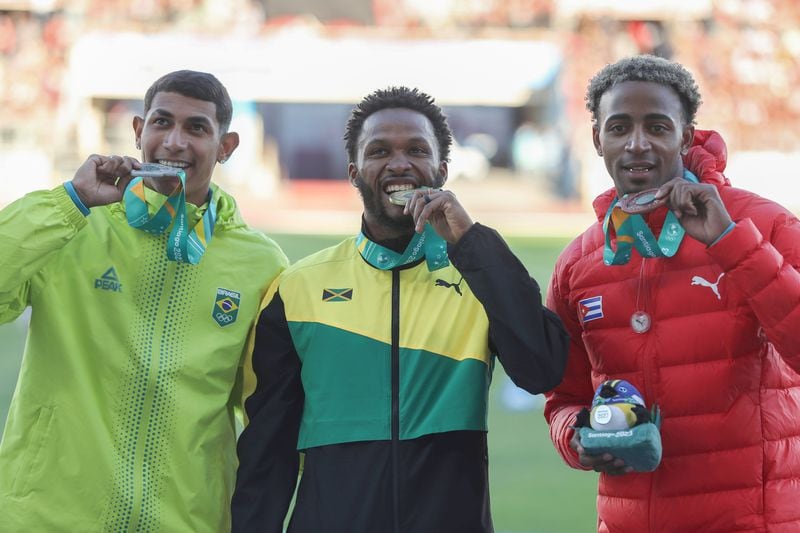 Yoao Yllas, a la derecha, junto al jamaiquino Jaheel Hyde y el brasileño Matheus Lima, en la premiación de los 400 metros vallas