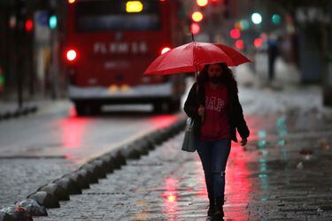 Sistema frontal llegará el mediodía del martes a la Región Metropolitana: se esperan lluvias moderadas y ráfagas de precipitaciones intensas
