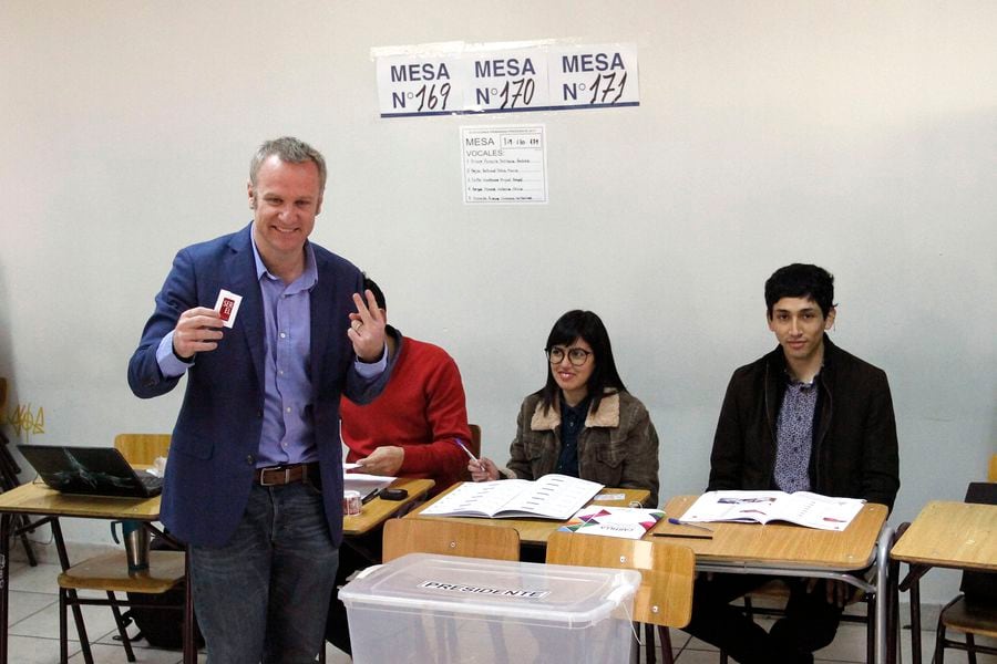 Felipe Kast emite su voto