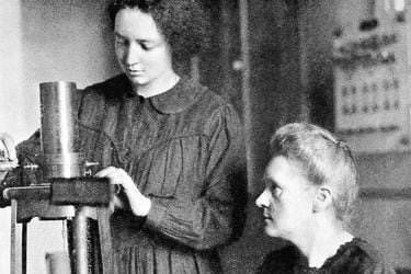Irène Joliot-Curie (de pie) junto a su madre Marie Curie