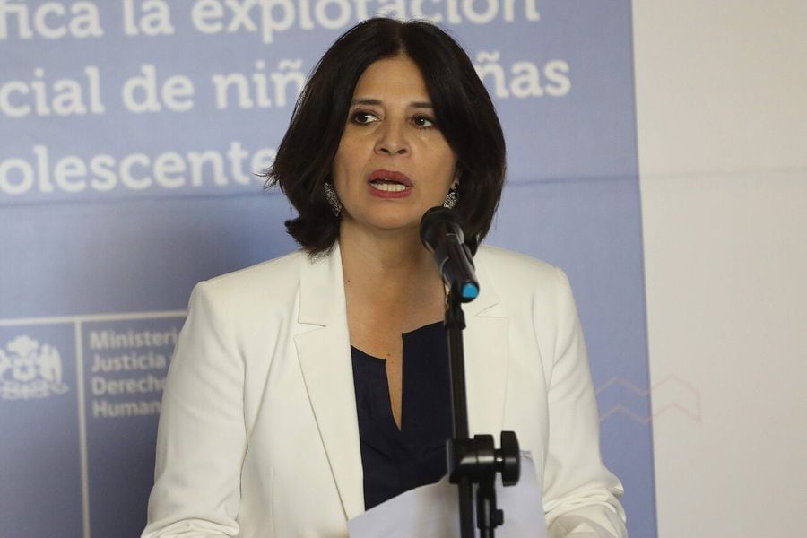 La ministra de Justicia, Marcela Ríos, en promulgación de ley que tipifica la explotación sexual comercial infantil y pornografía de niños, niñas y adolescentes.