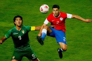 Tomás Alarcón disputa el balón con Marcelo Moreno Martins, en el compromiso ante Bolivia. Foto: @Ohigginsoficial / Twitter.