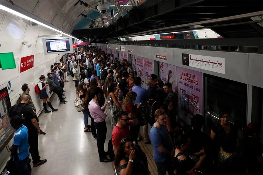 Santiaguinos se retiran de sus trabajos en metro durante el super lunes