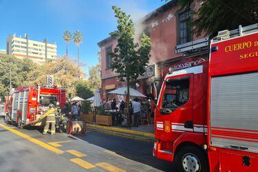 Incendio afecta a local comercial de Plaza Ñuñoa: Bomberos ya se encuentra en el lugar para controlar el siniestro