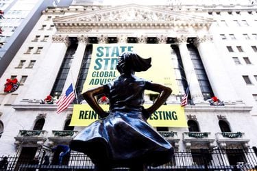 Reubican la estatua de la "Niña sin miedo" frente a la Bolsa de Nueva York