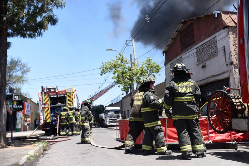 Incendio afecta a bodegas de San Joaquín, dejando una gran columna de humo visible desde varios puntos de la capital. Más de 15 compañías de Bomberos trabajan en la extinción de las llamas. FOTO: OSCAR GUERRA/AGENCIAUNO.