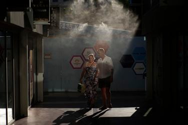 Una pareja camina a través de vaporizadores refrescantes a lo largo de Las Vegas Strip, el 13 de julio de 2023, en Las Vegas. Foto: AP