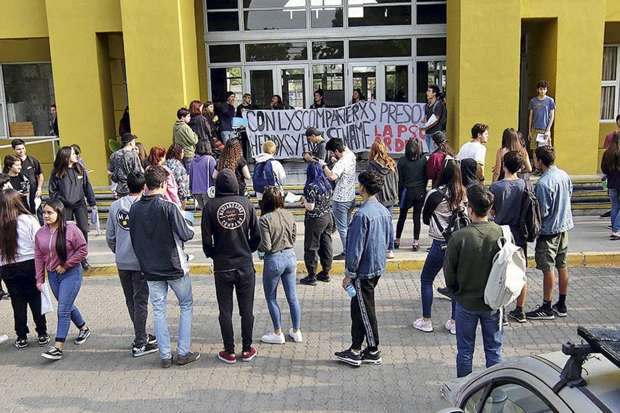 Secundarios se toman el Liceo República de Siria en Ñuñoa, sede de la PSU.