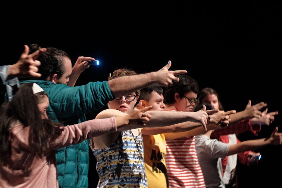 Reinventar a Hamlet con actores con síndrome de Down: “Tienen mucho que  decir y eso tiene un gran poder en el escenario” - La Tercera