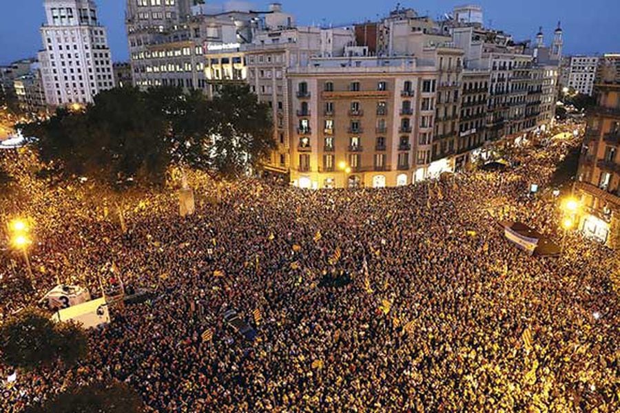 protestors-gather-outside-the-catalan-regio-39110670