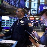 Wall Street cierra mixto tras dato de inflación y SQM gana terreno por acuerdo con Codelco