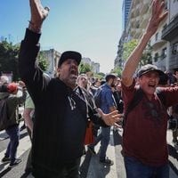 Nuevas protestas y cacerolazos contra “megadecreto” de Milei  frente al Congreso y en distintas ciudades del país