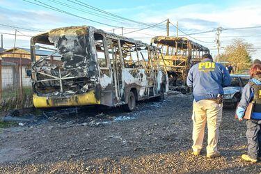 Encapuchados incendian dos buses y un vehículo en La Araucanía 