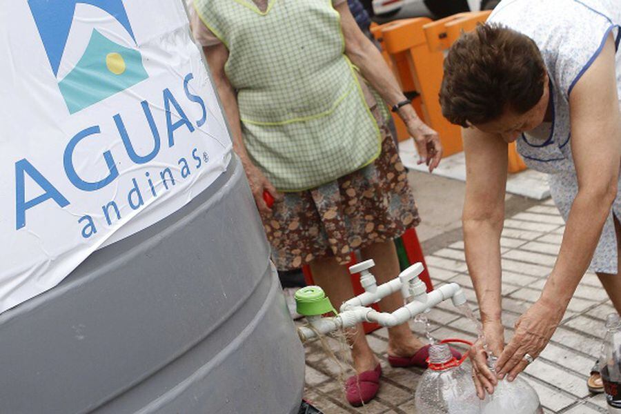 Alcalde de Santiago supervisa la entrega de agua a los vecinos del sector
