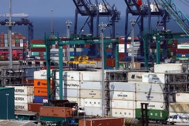 El otro gran retorno del grupo Luksic: vende su negocio portuario y logístico en US$ 1.000 millones