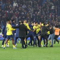 Pelea entre los hinchas de Trabzonspor y los jugadores del Fenerbahce desata una batalla campal en el fútbol de Turquía