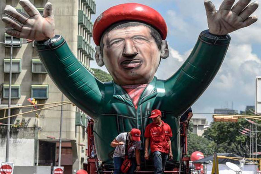 Partidarios de Maduro despliegan un muñeco inflable de Hugo Chávez, durante una manifestación en Caracas