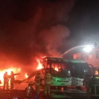 Incendio en aparcadero deja 15 buses dañados en Estación Central