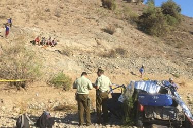 Desbarrancamiento de vehículo en Monte Patria deja dos muertos y tres heridos