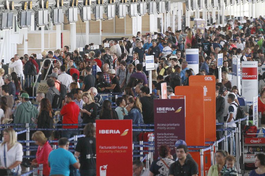 Alta afluencia de pasajeros en Aeropuerto Pudahuel