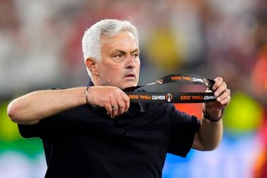 José Mourinho lanzó al público su medalla de subcampeón de la Europa League: “Las de plata no las quiero”