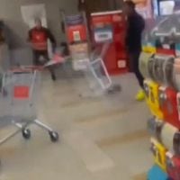 Captan violento enfrentamiento entre guardias y delincuentes en un supermercado en Frutillar