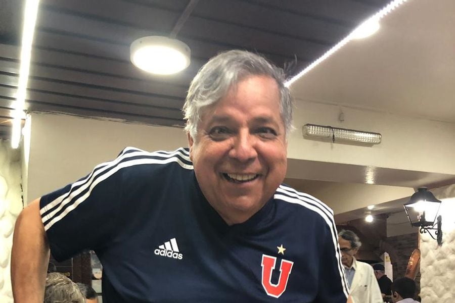 Jorge Vergara, con una camiseta de la U.