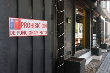 Prohíben funcionamiento de restaurant de sushi en Vitacura tras brote de salmonella que dejó a 9 personas hospitalizadas