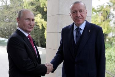 Erdogan propone a Zelensky y Putin una investigación conjunta sobre destrucción de represa  
