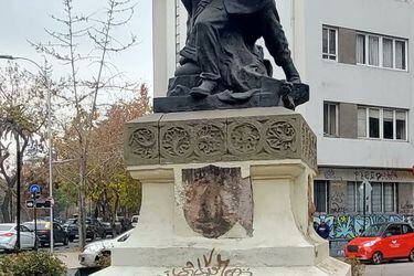 Bomberos denuncia robo de placa en monumento del centro de Santiago