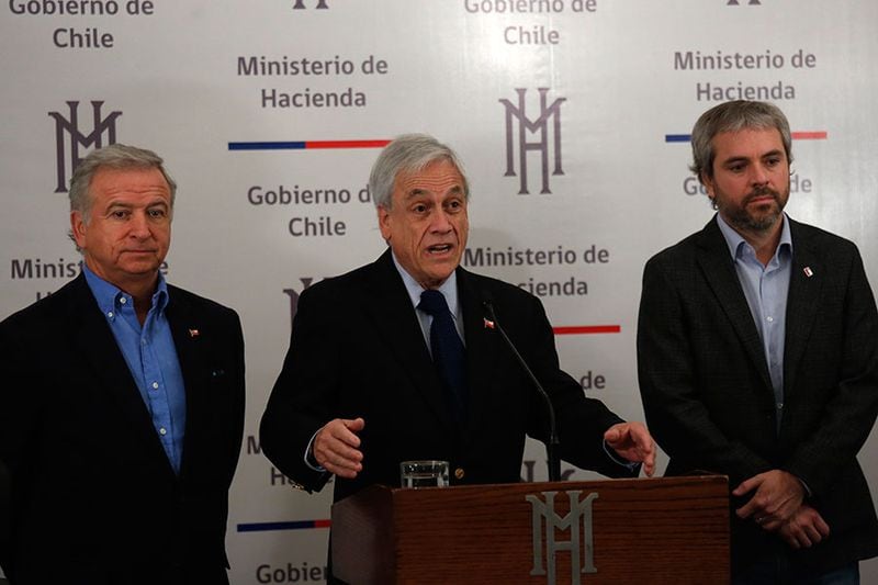 Presidente Sebastián Piñera junto a los ministros Felipe Larraín y Gonzao Blumel.