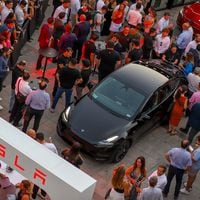 Santander Consumer firma alianza con Tesla para facilitar la compra de sus vehículos en Chile