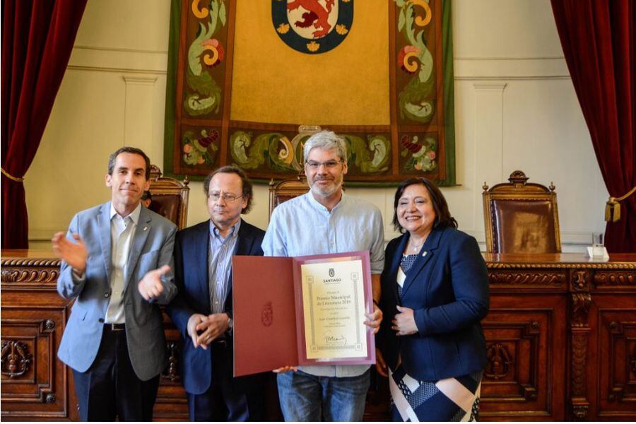 Juan Cristóbal Guarello en la entrega del Premio Municipal.