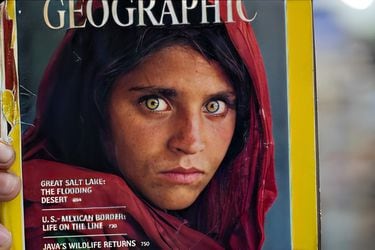 Una de las portadas más icónicas de National Geographic con Sharbat Gula, la niña que fue fotografiada por Steve McCurry en un campo de Pakistán para ilustrar el reportaje sobre los refugiados afganos que la revista publicó en junio de 1985.