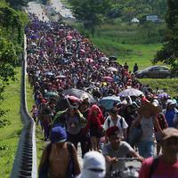 Crece caravana de migrantes en su avance por el sur de México