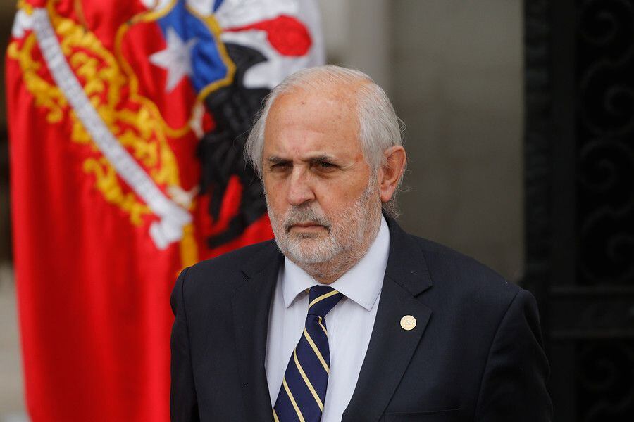 El presidente de la Republica, acompaña a ministros de gobierno y presidente de los distintos poderes del estado, tras el fin de la reunion. Jorge Abbott, el Fiscal Nacional.