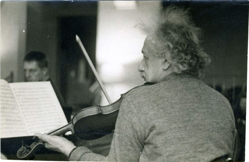 Albert Einstein tocando violín.