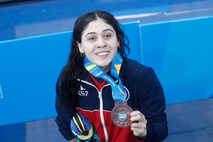 Kiara Godoy recibe su medalla de bronce.