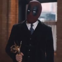 Disfrazado como Deadpool, Ryan Reynolds recibe su premio Emmy por Welcome to Wrexham
