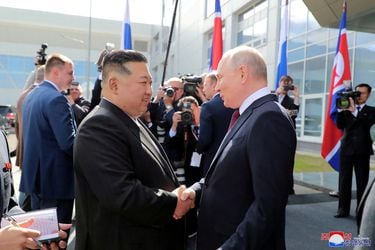 Kim Jong Un continúa su gira por Rusia y llega a ciudad donde visitará planta de aviones de combate