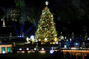 Biden celebra tradición de un siglo y enciende inmenso árbol de Navidad de la Casa Blanca