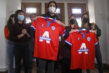 Adidas y la selección chilena rechazaron el uso político que se le dio a la camiseta de la Roja por la diputada Karol Cariola y el diputado Vlado Mirosevic.