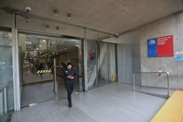 El edificio del Ministerio de Desarrollo Social y Familia, ubicado en calle Catedral, en Santiago, fue afectado por el robo de una veintena de computadores y una caja de seguridad.