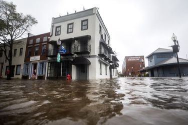 Tormenta Florence sigue amenazando con fuertes vientos e inundaciones