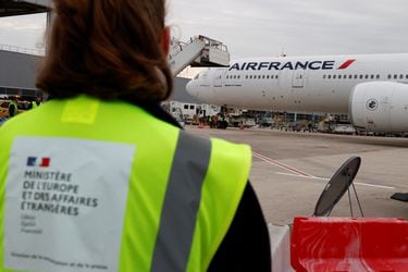 Francia prohíbe los vuelos domésticos de corta distancia en favor de los trenes