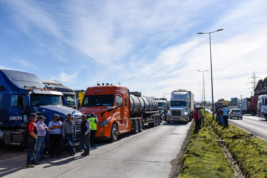 Camioneros se toman autopista que conecta Talcahuano y Concepción en el marco de la manifestación por exigencias de seguridad ante los atentados, comuna de Talcahuano Región del Biobío.
FOTO: OSCAR GUERRA / AGENCIAUNO