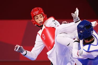 La taekwondista iraní Kimia Alizadeh combate con la china Zhou Lijun, en los cuartos de final de Tokio 2020.